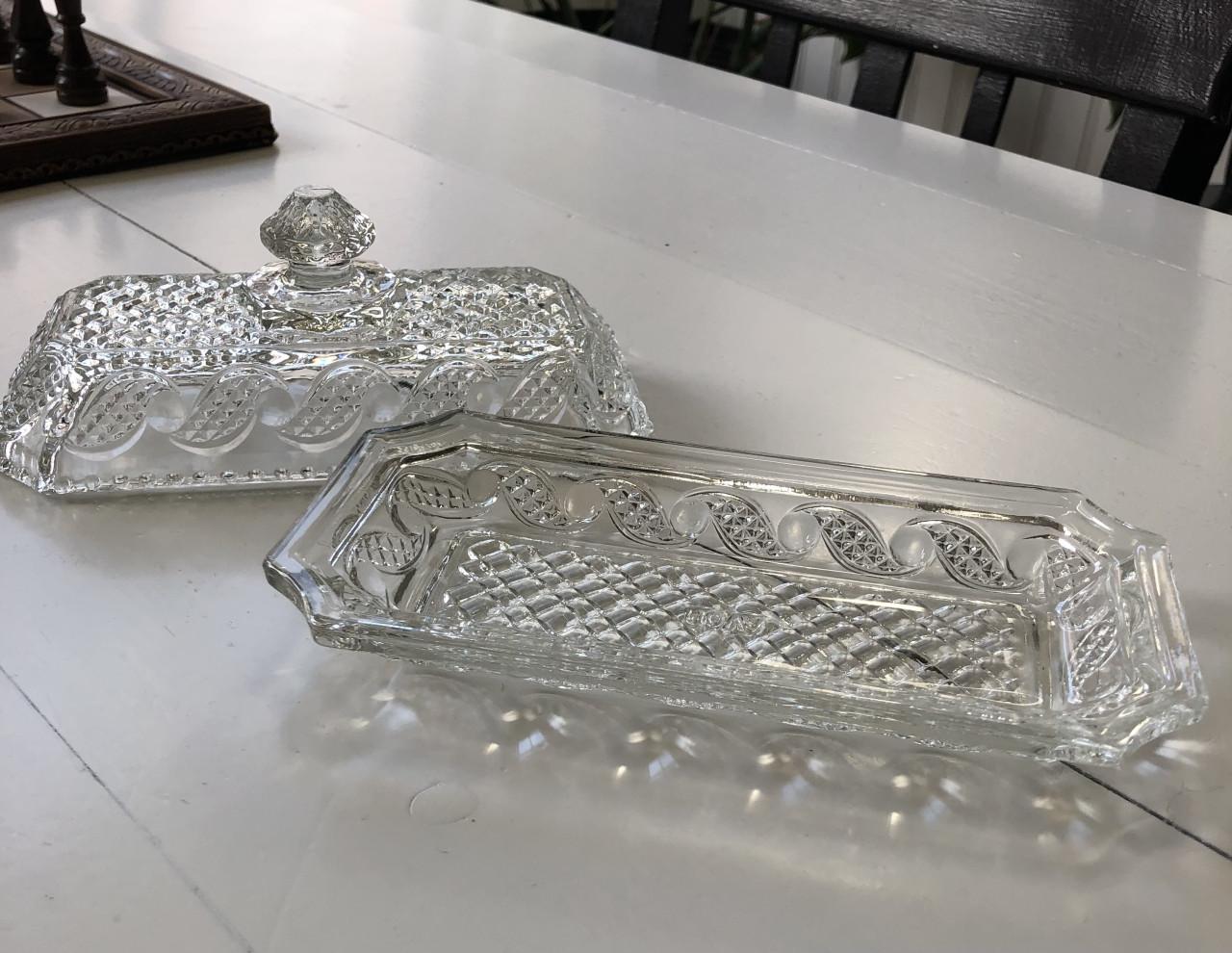 Zeer mooi gedetailleerd brocante botervlootje van geperst glas