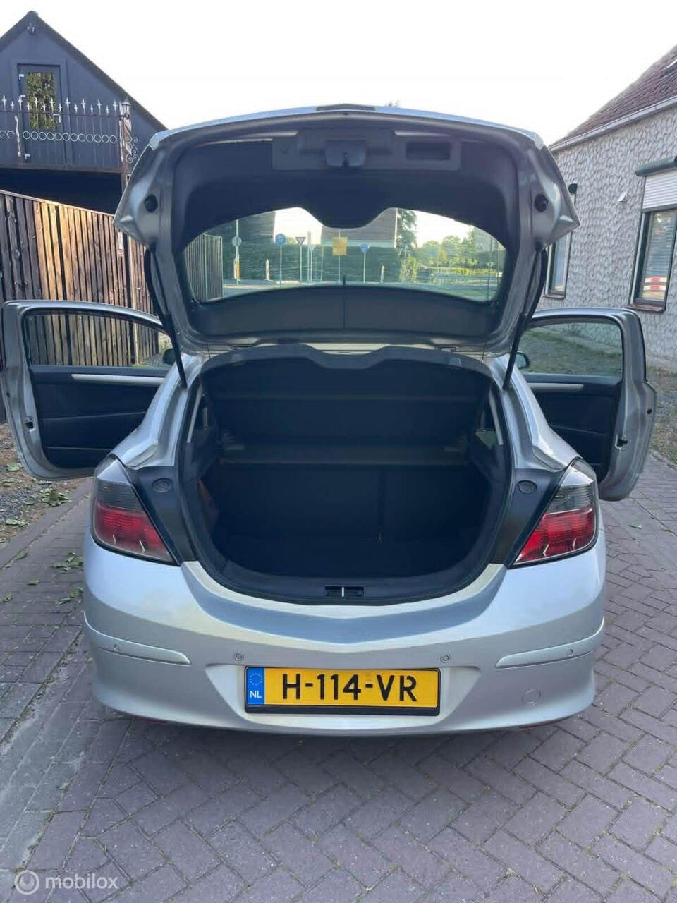 Opel Astra gtc 1.6 executive grote beurt gehad