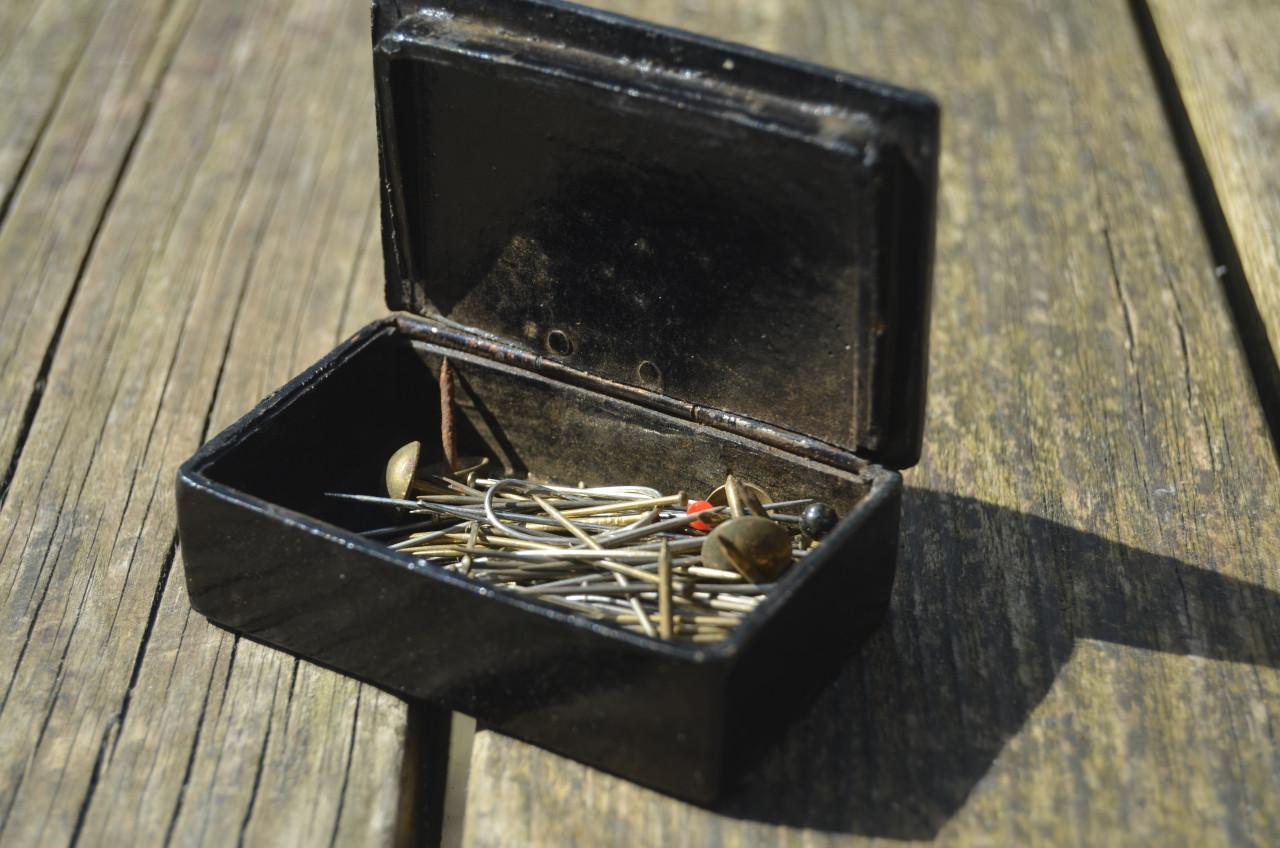 Klein houten (spelden)doosje