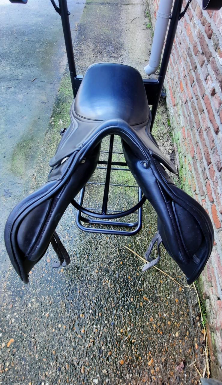 Zwart leren spring/eventingzadel 17 inch