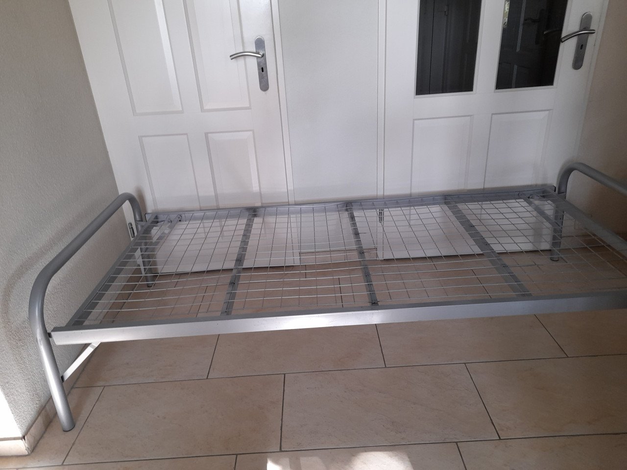 Bed met onderschuif bed (in goede staat )