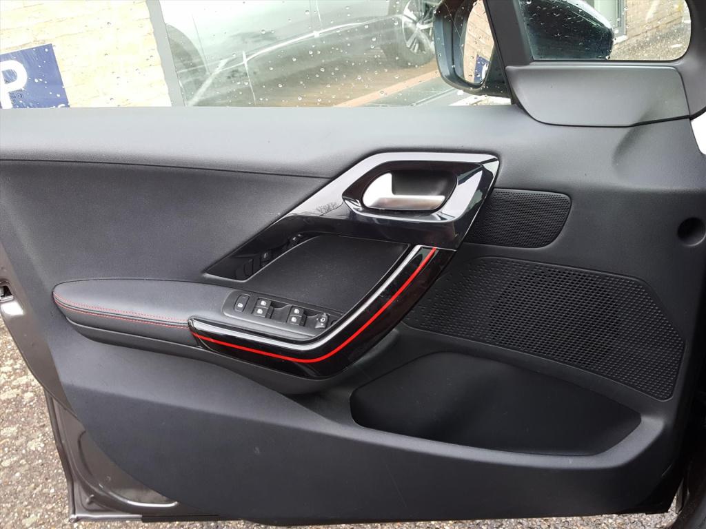 Peugeot 208 gt-line 1.2-110pk 5d vol-automaat(eat6) navigatie | trekhaak | 