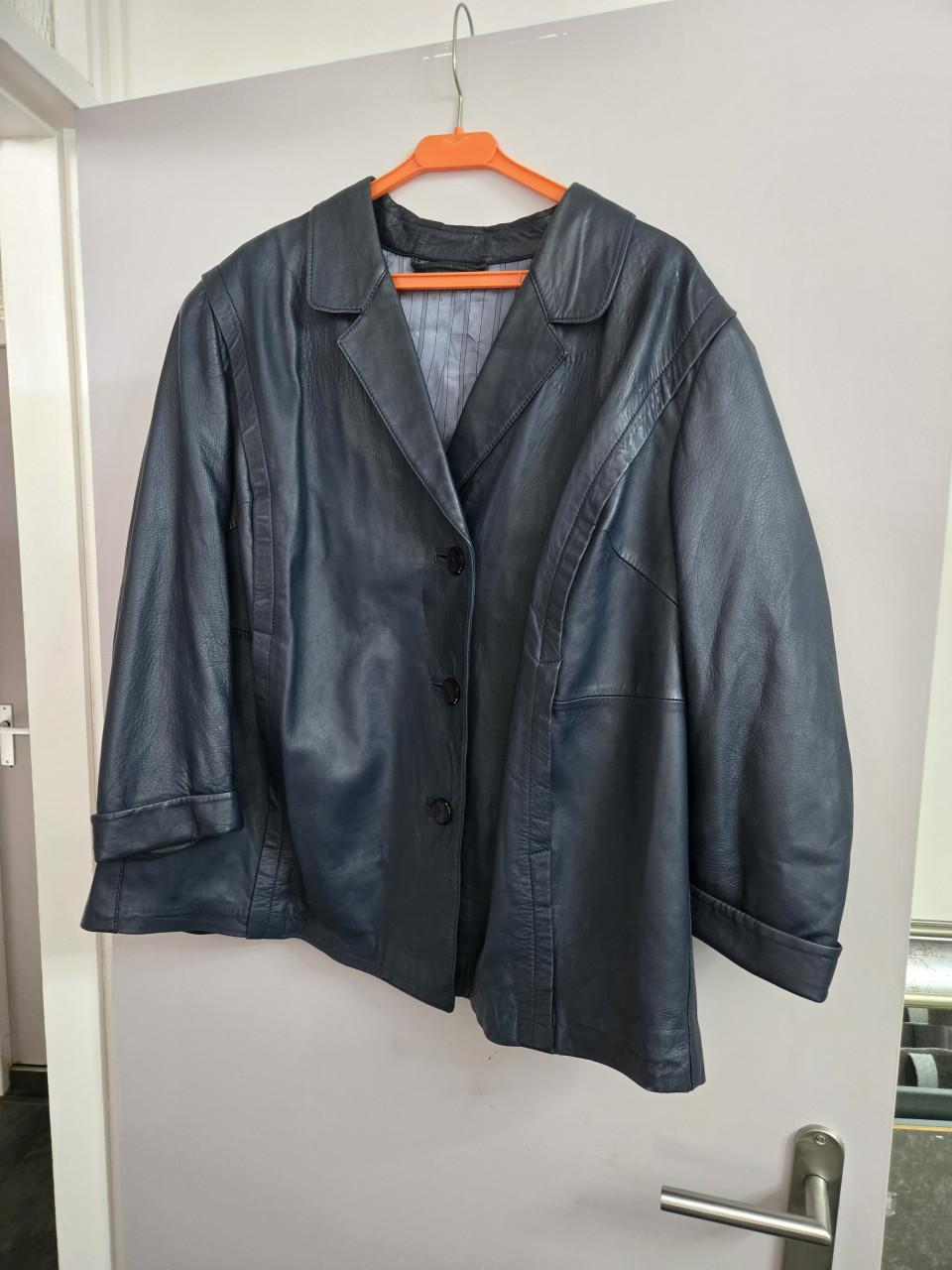 Donkerblauw, vintage leren jack in een oversized blazer-model.