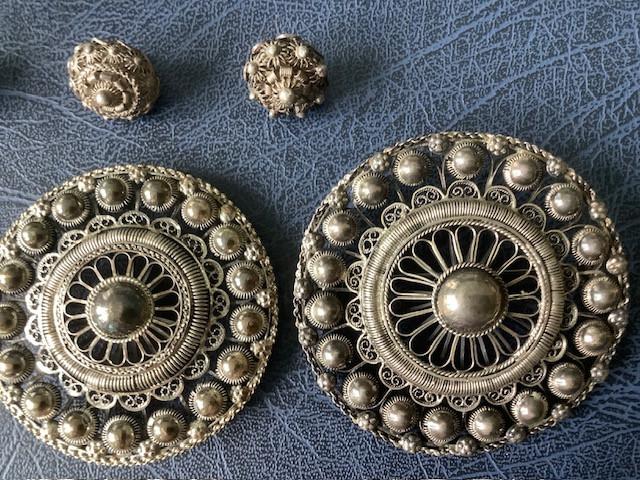Zeeuwse knop (klederdracht) , zilver.