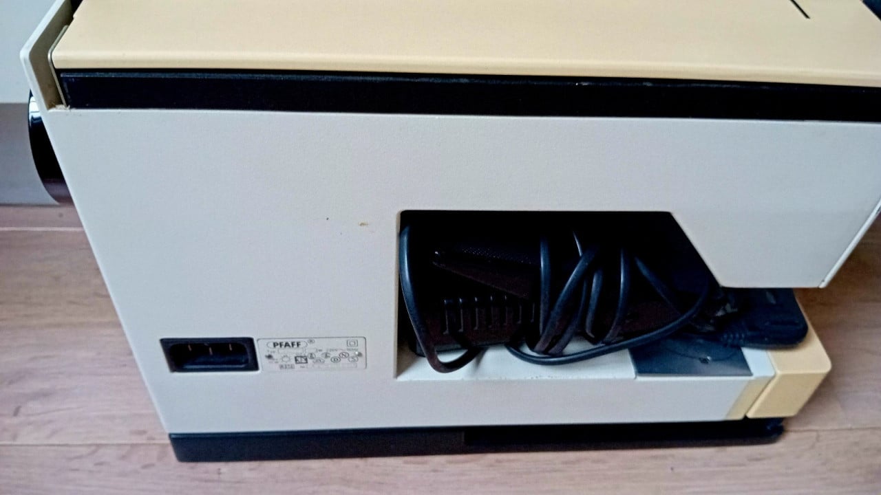 Pfaff tiptronic 1027 naaimachine