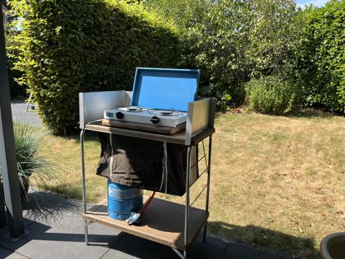 Opklabare campingkeuken met gasstel en gasfles