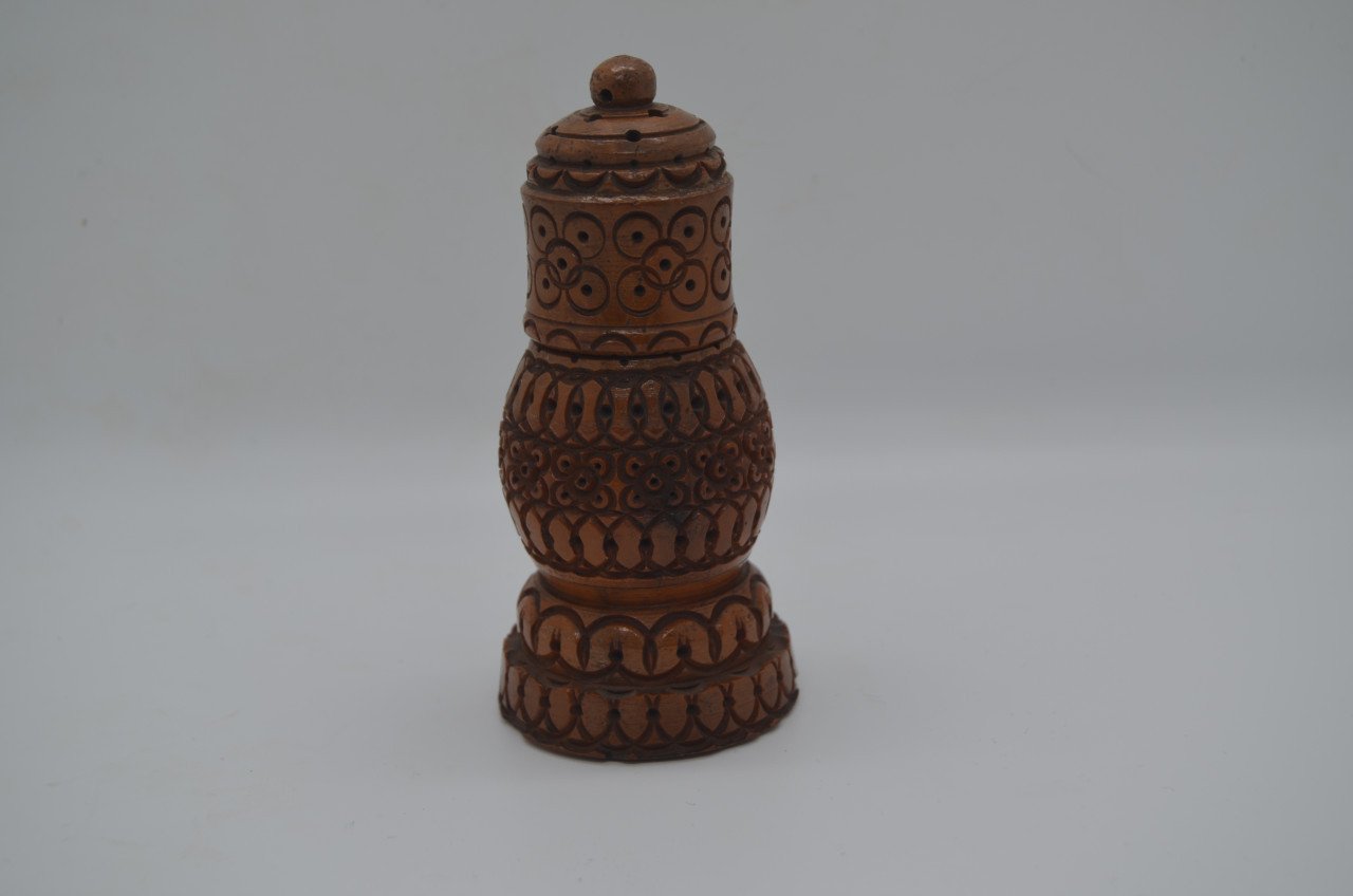 Handgesneden coquilla noten strooiers en pomanders (1)