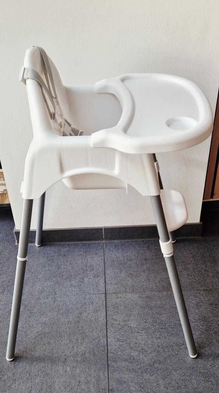 Witte kinderstoel met tafelblad, stoelverkleiner en gordel