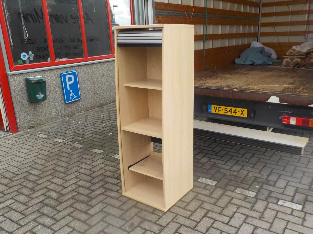 In vrijwel nieuw staat kast met grote schuifdeur