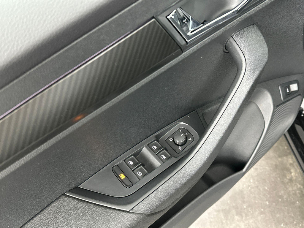 Skoda Karoq 1.5 tsi act sportline business panoramadak - trekhaak