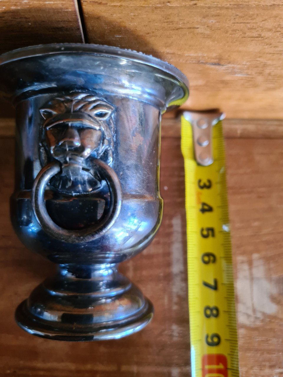 Een zilveren lepelvaasje of mini wijnkoeler van Viners of Sheffield