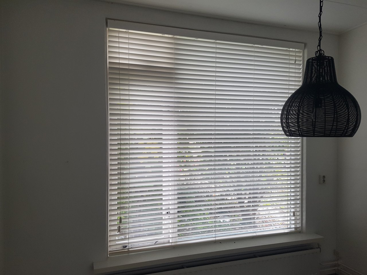 Mooie witte houten jaloezieen