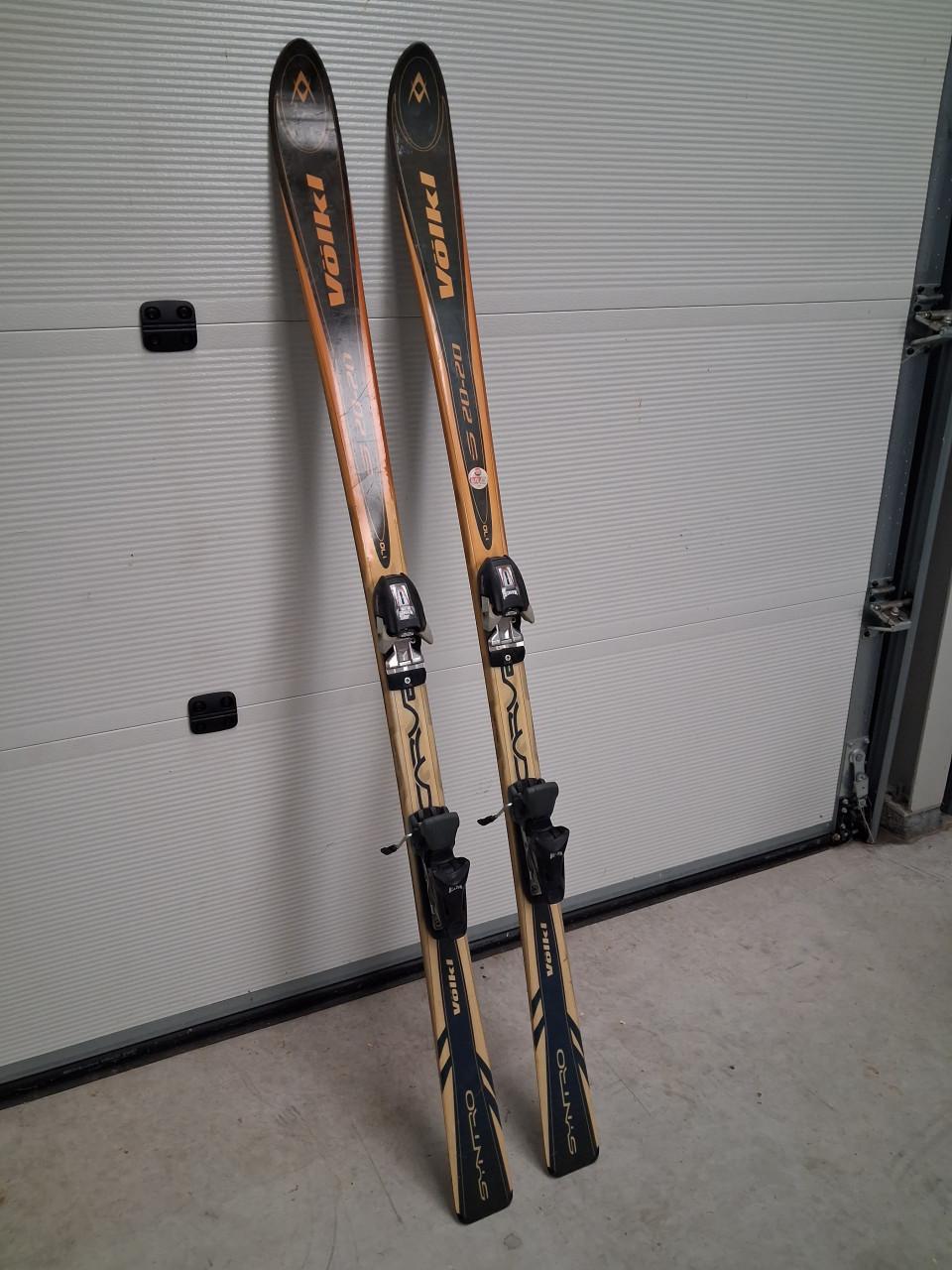 Ski's compleet met stokken.