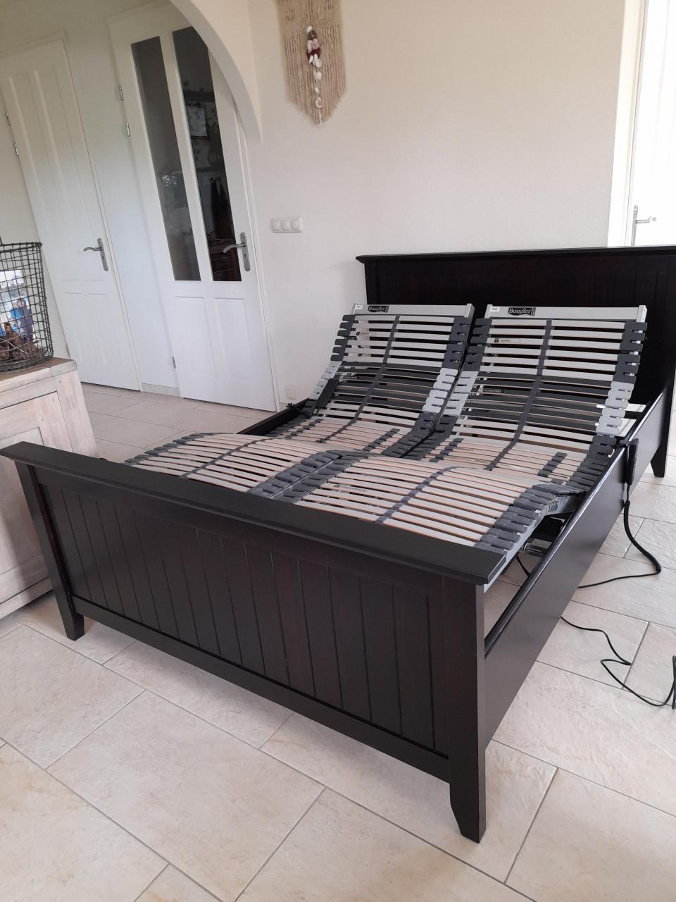 140 x 200 Bed met bossflex elektrisch verstelbare lattenbodems ( i.g.st. )