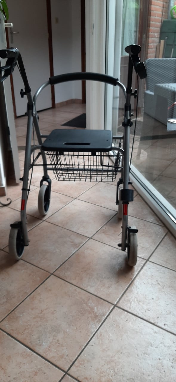 Rollator met mandje tas en dien blad