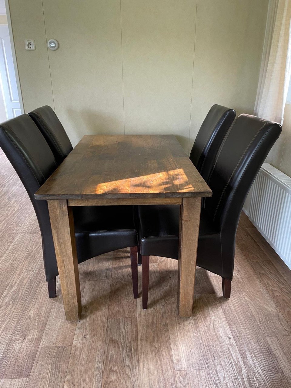 Eettafel met 4 stoelen