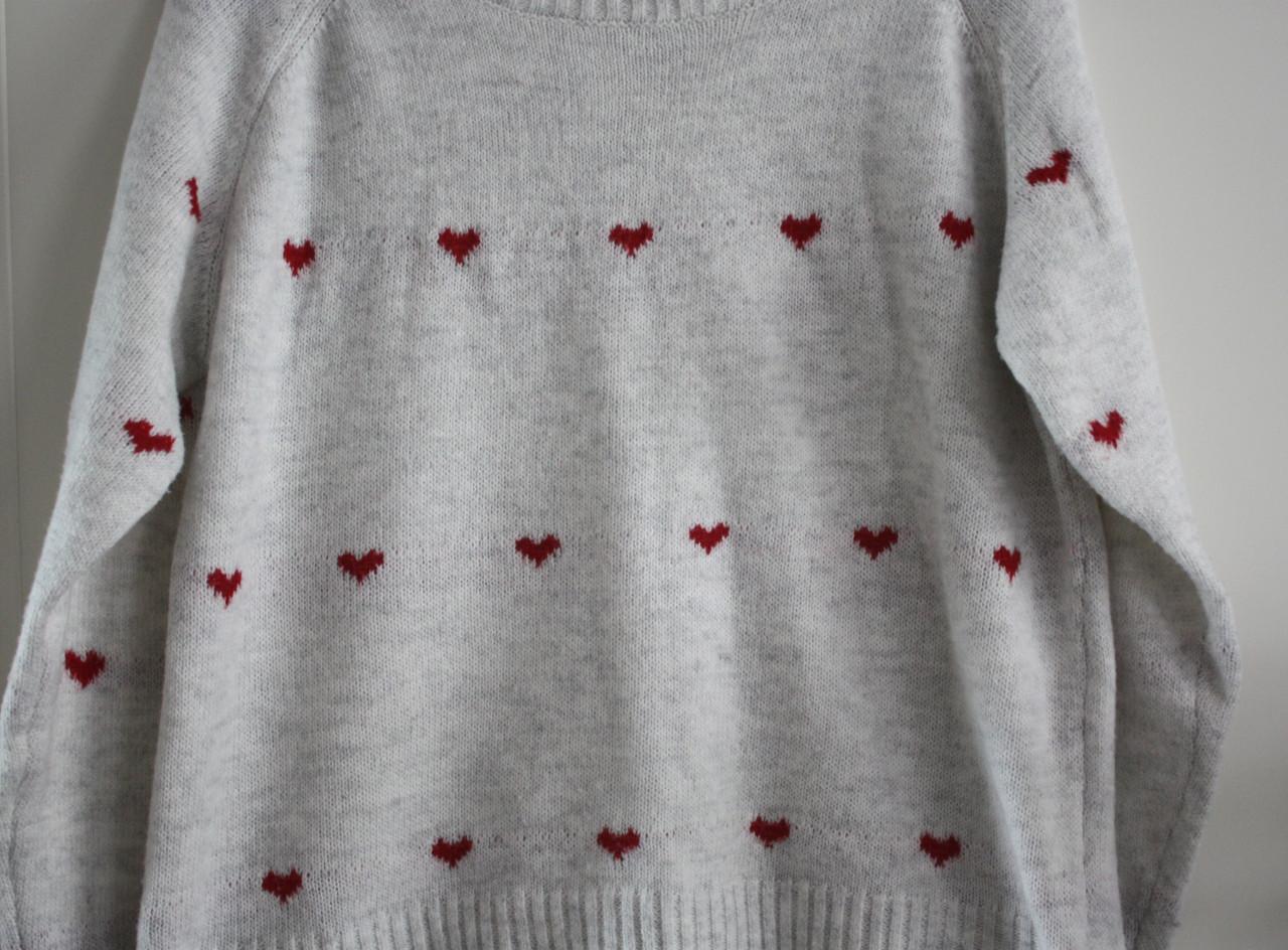 Wit grijze trui met rode hartjes maat l