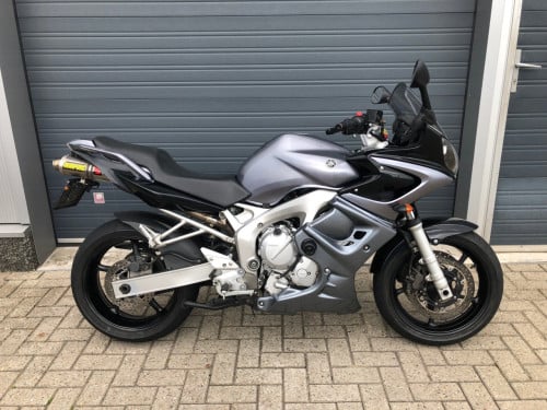 Yamaha FZ6S uit 2005 met 32 dkm, Akrapovic, volle kuip, rijklaar €2950,-