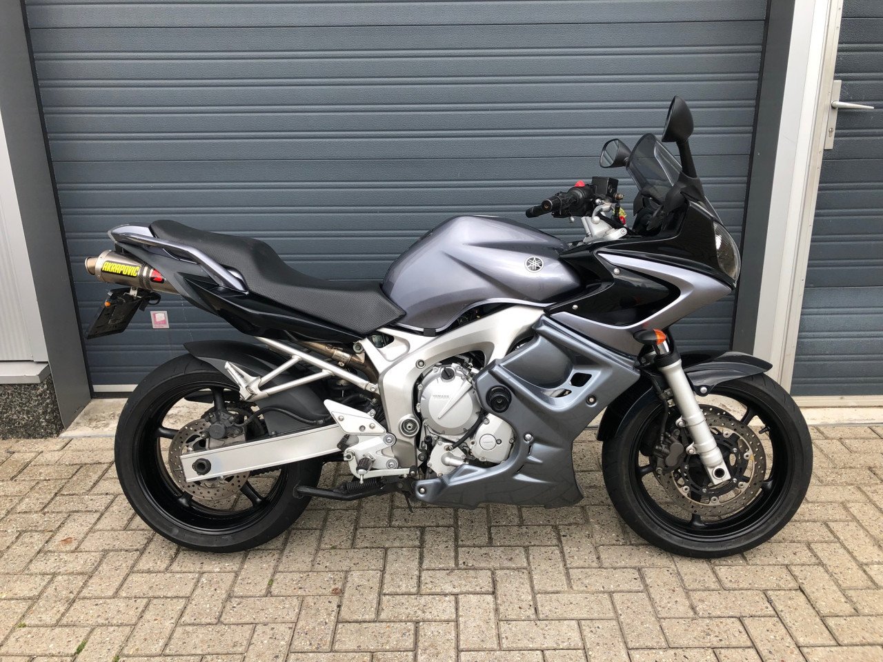 Yamaha FZ6S uit 2005 met 32 dkm, Akrapovic, volle kuip, rijklaar €2950,-