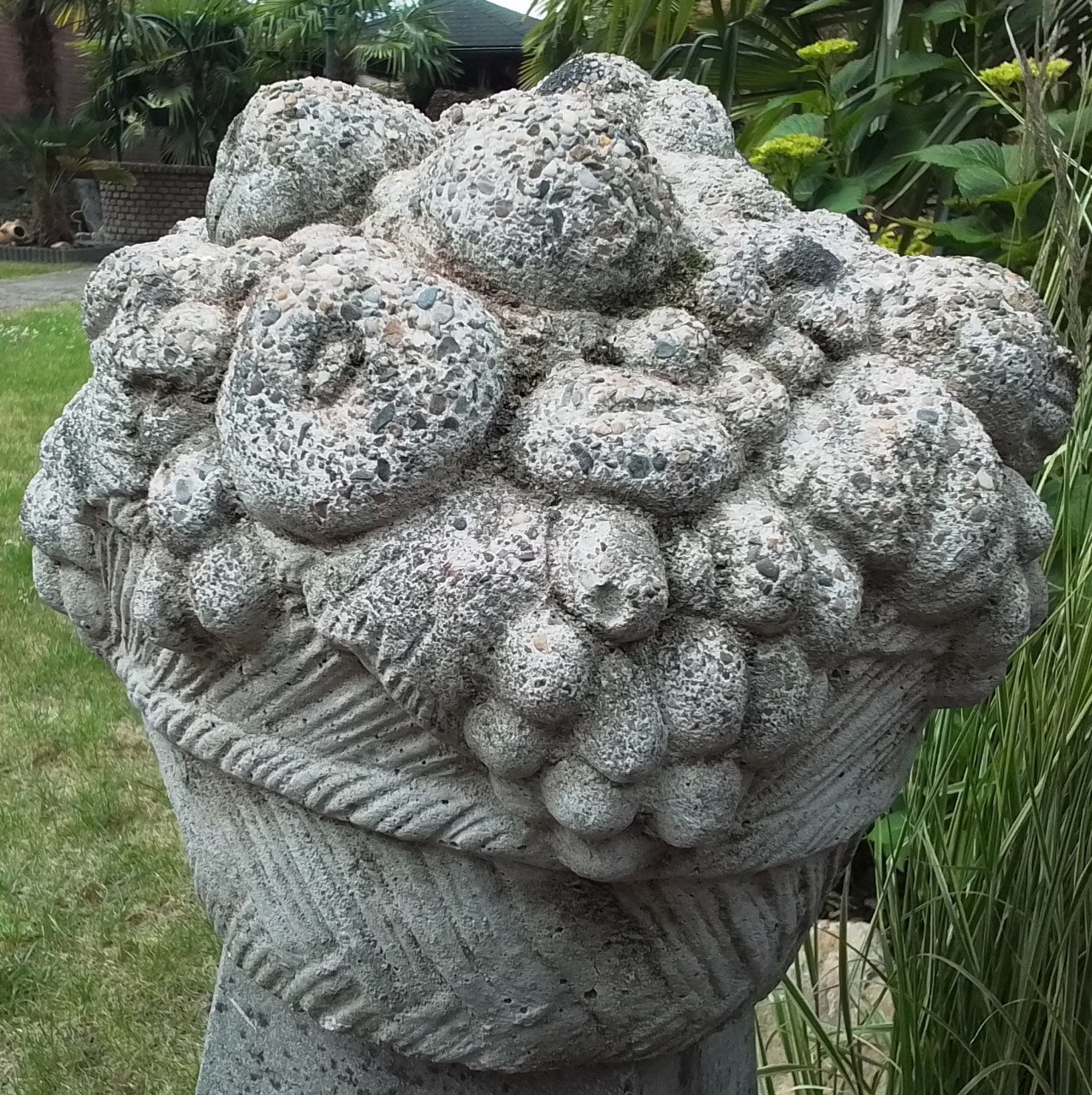 Zware fruitmand in beton.