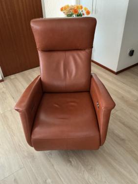Prominent sta op stoel leder