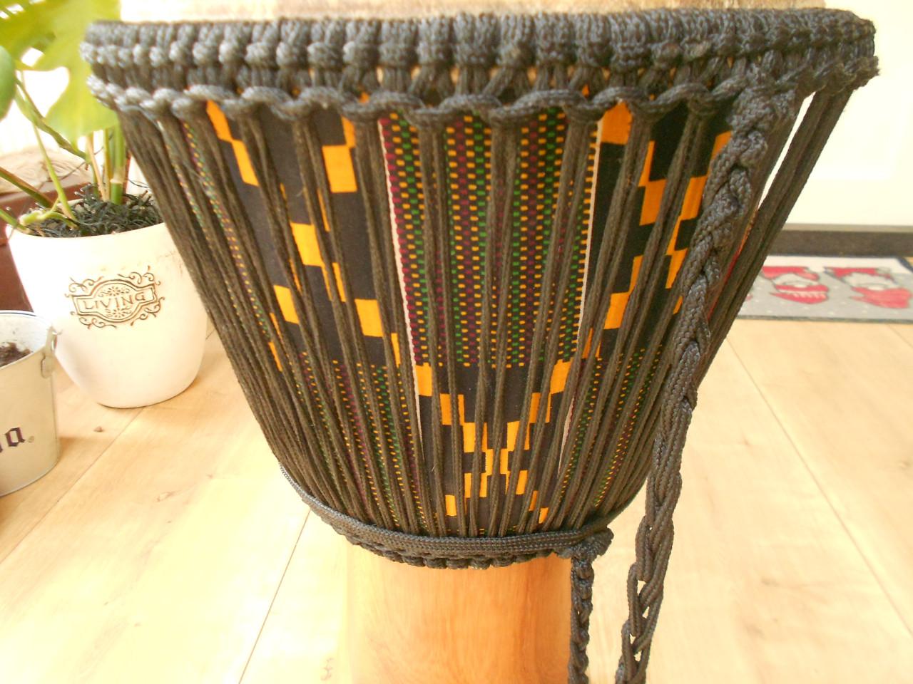 Afrikaanse Djembe met draag tas.