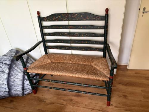 Bankje met rieten zitting