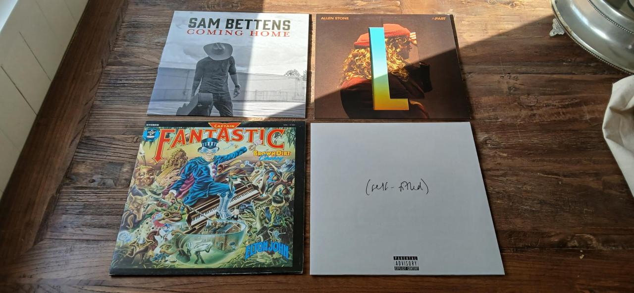 Tas met 20 LP’s / vinylplaten – diverse titels – € 100,- 🎶
