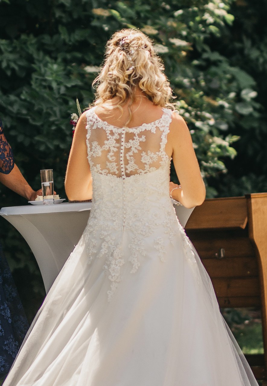 Prachtige witte trouwjurk + hoepel + sieraden