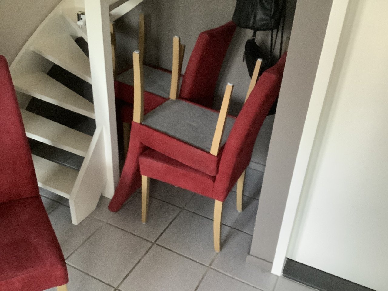 6 Stoelen Bordeaux-rood stof. Met hoge rug.