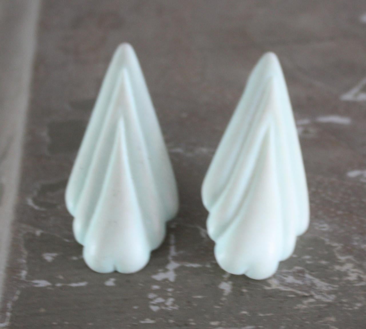 Witte kunststof oorstekers hangers