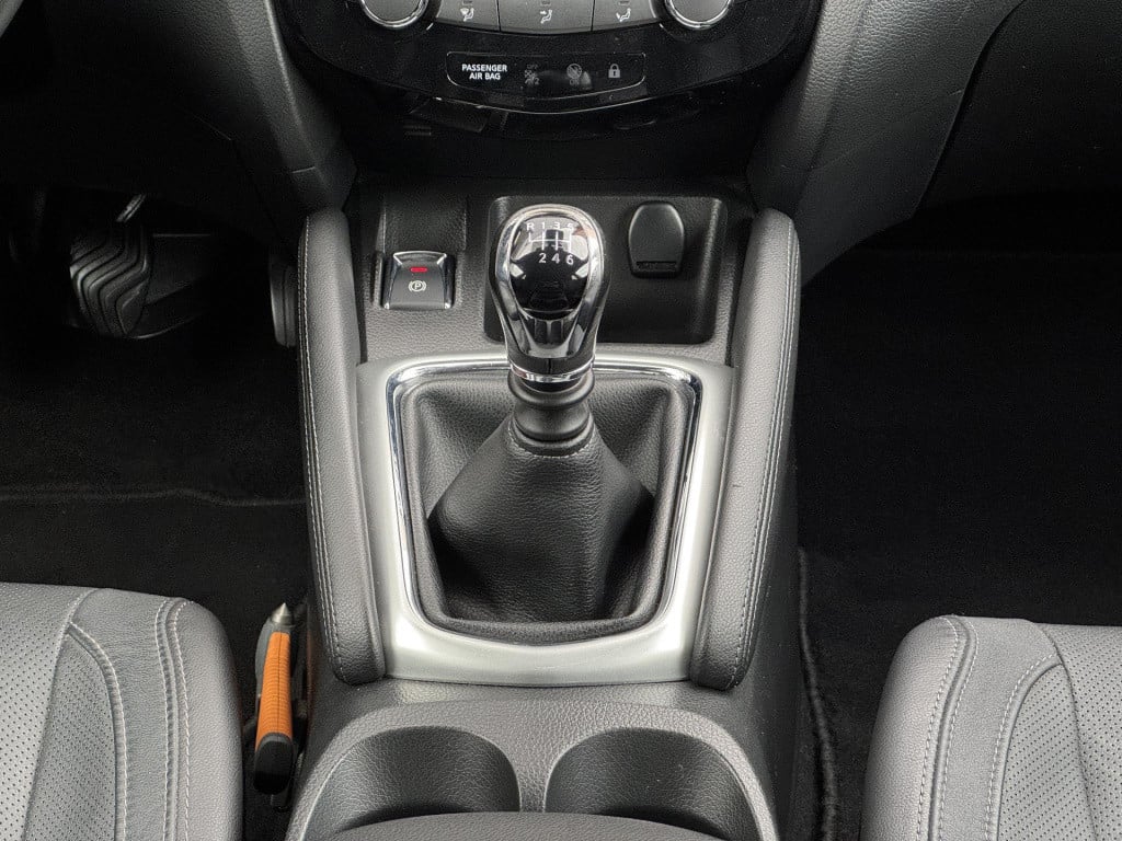 Nissan Qashqai 1.2 tekna | trekhaak | navigatie | leder | 360° camera | sto