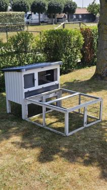 Konijnenhok + ren en verzorgingsset