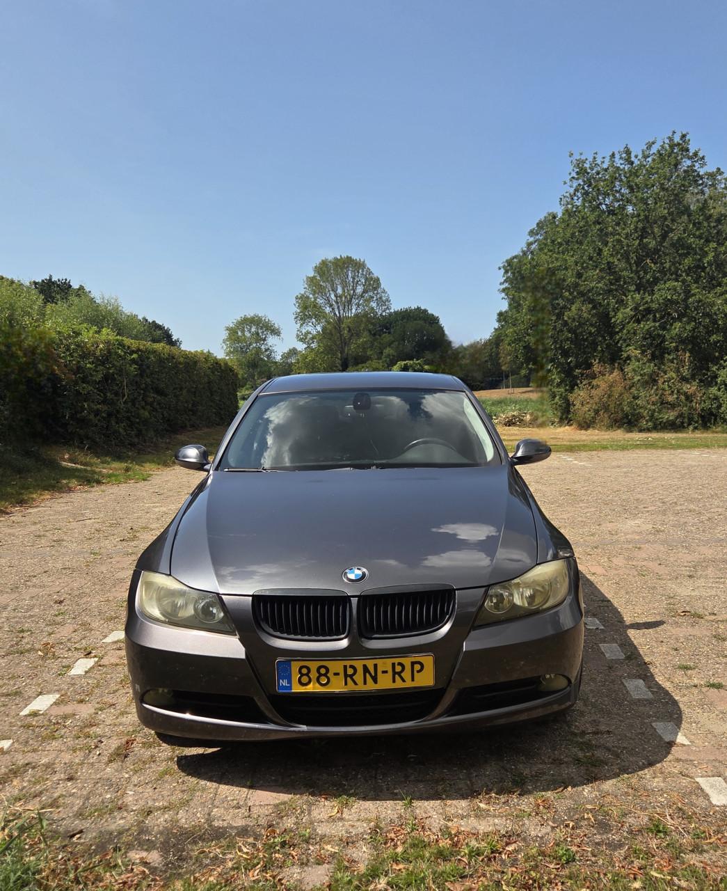 BMW 320i sedan uit 2005 in antracietgrijs.