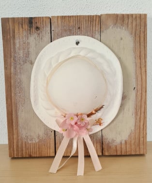 Romantisch hoedje van gips op houten plankje 22x22½ cm