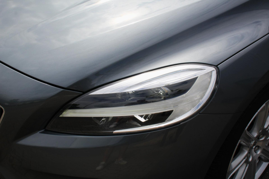 Volvo V40 2.0 t2 inscription - 122pk - leder - 17inch - navi - full led - c