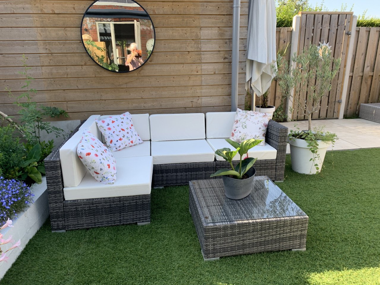 Loungeset Wicker grijs zwart, plus tafel en glasplaat.