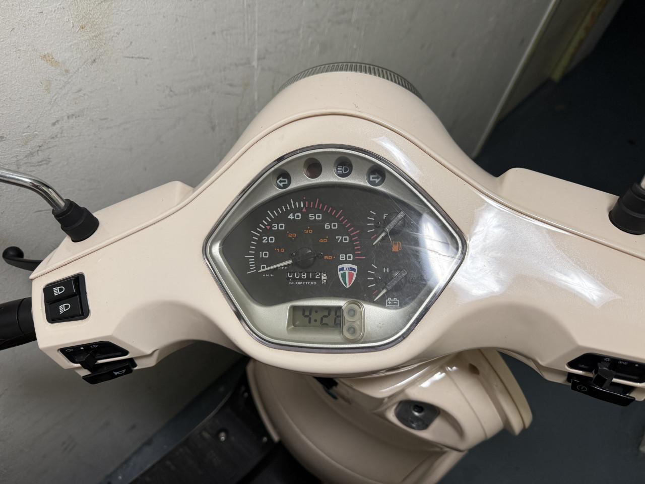 In nieuwe staat Riva Snorscooter