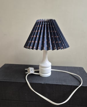 Schemerlamp met geplooid kapje (Decorette)  Voet van wit gelakt hout