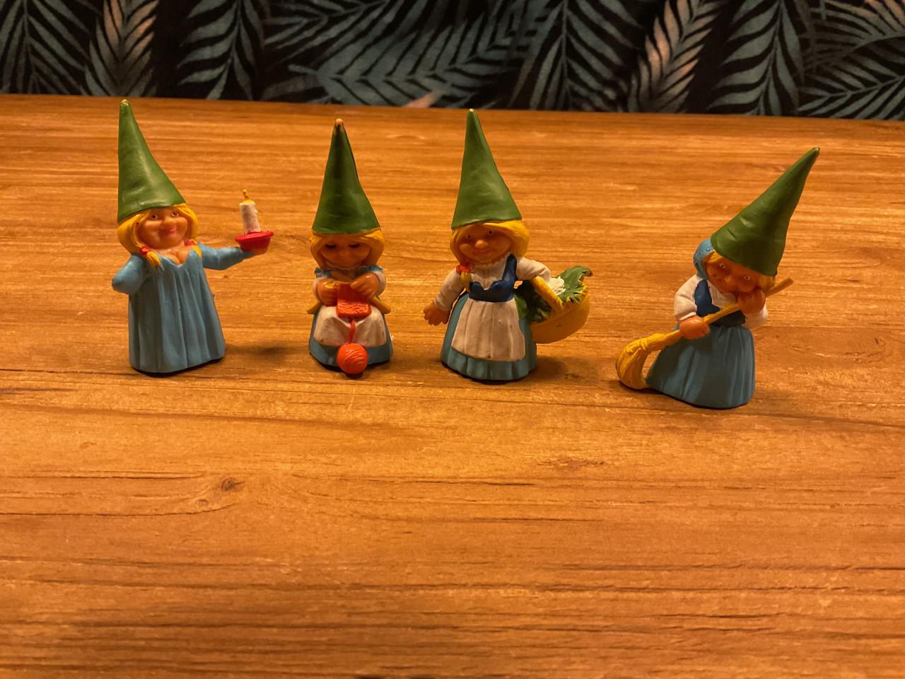 55 David de kabouter en Lisa  poppetjes  Poortvliet en blikken trommeltje