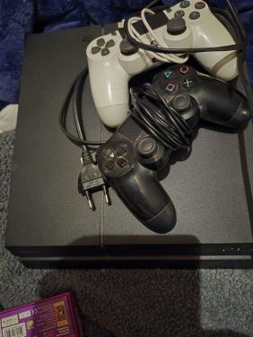 Playstation 4 met 2 afstandbediningen