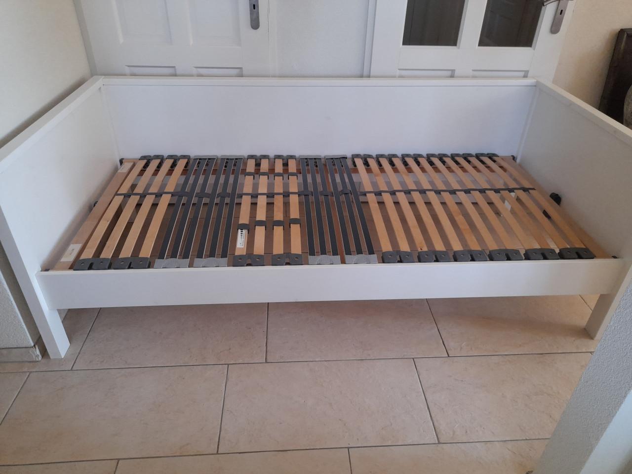 Massief houten bed 90 x 200 (in goede nette staat )