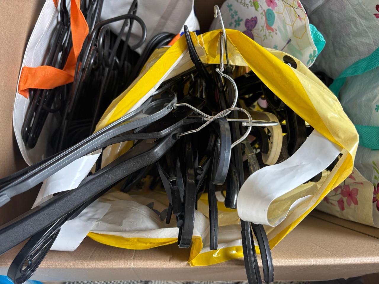 Heel veel kledinghangers 100+