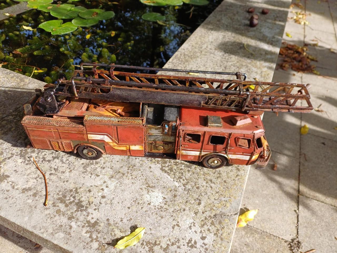 OUDE METALEN BRANDWEERAUTO