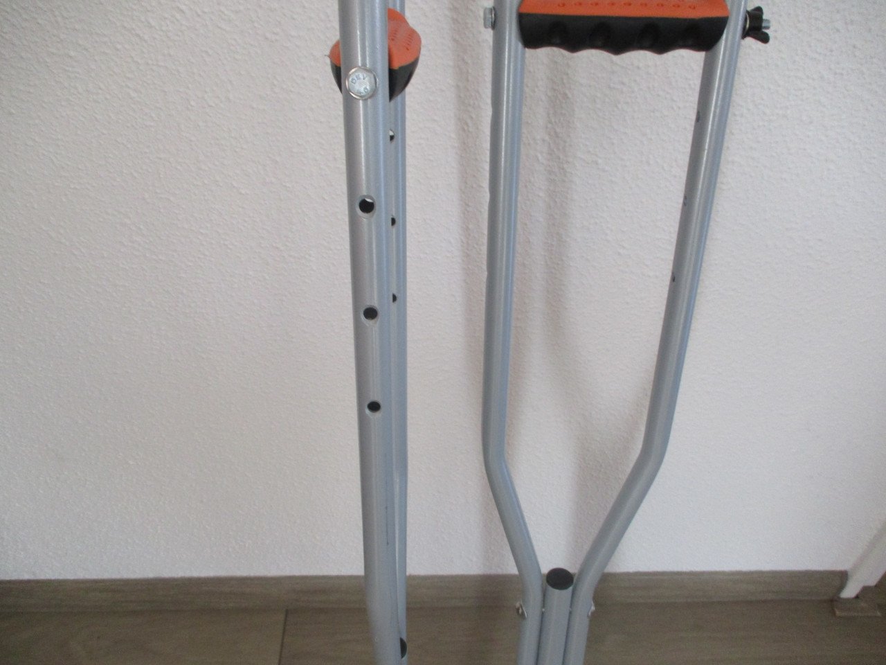 Stel nieuwe okselkrukken in lengte instelbaar