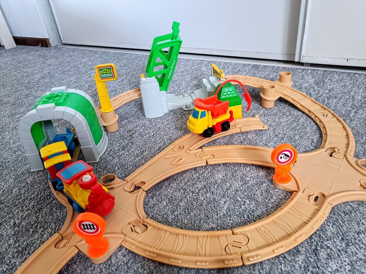 Treinset met Spoorbrug, Tunnel en Treinen  Fisher-price
