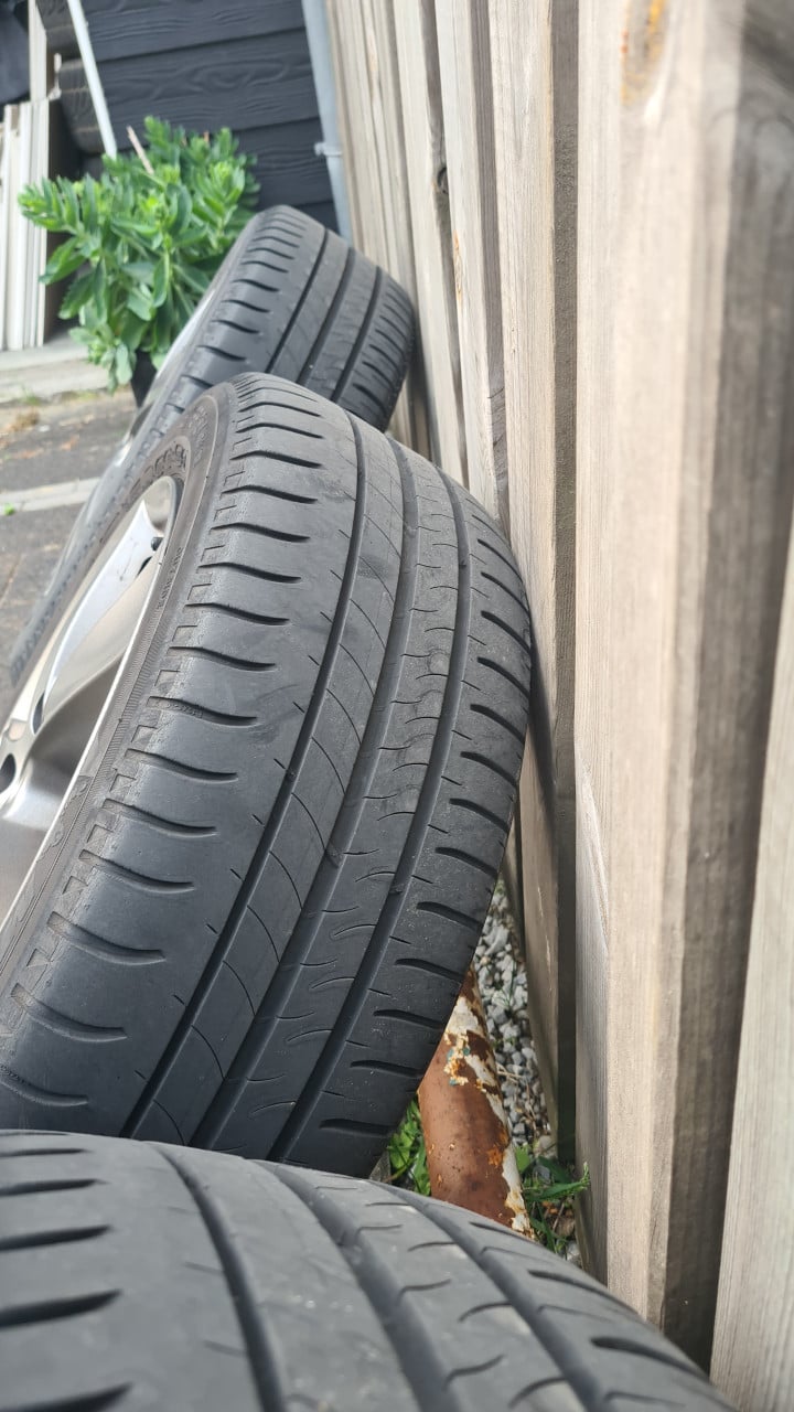 Dezent velgen zgan. 16" 195/55/16 met zeer goede Michelin banden