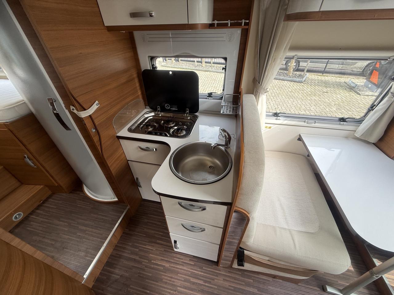 Elnagh Baron 73 ( 2x lengtebedden,heftbed,garage,zeer netjes )