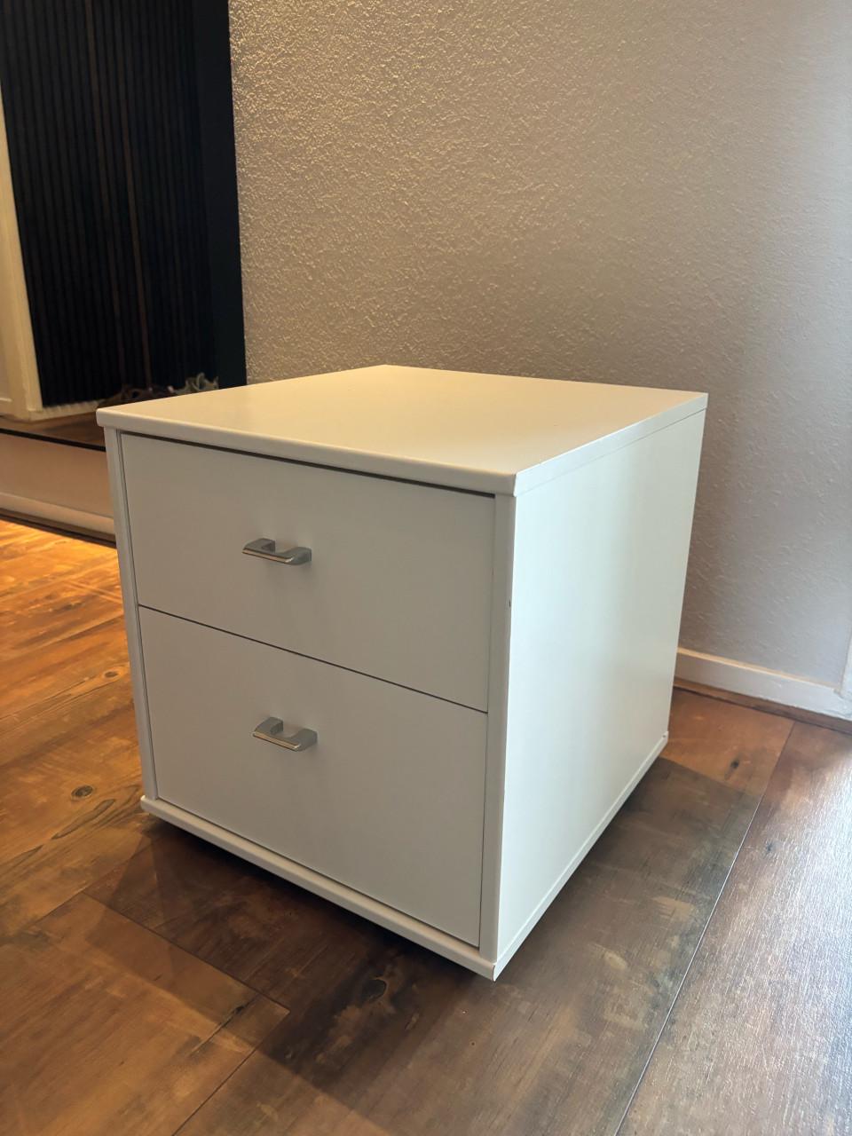 2 witte nachtkastjes