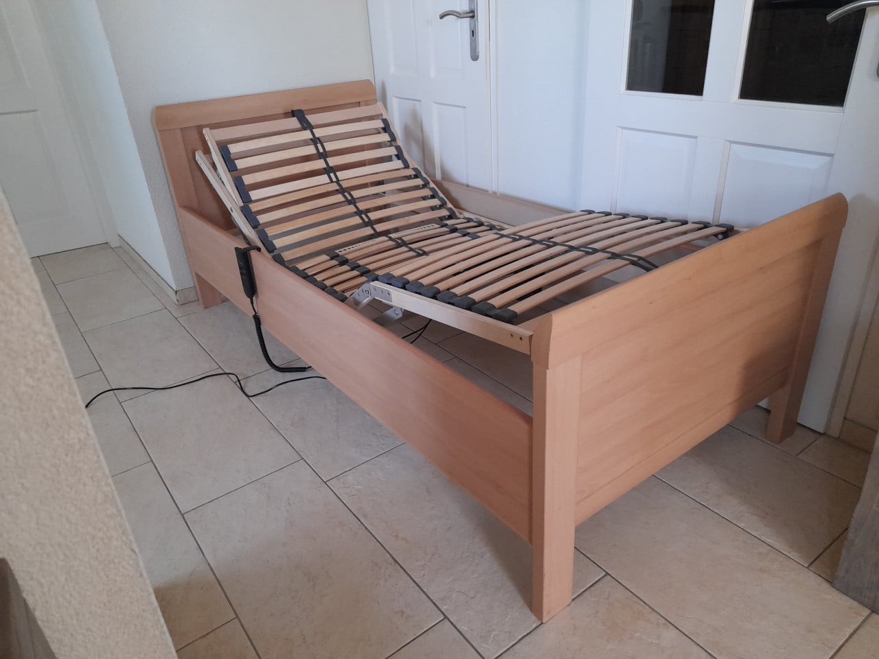 1 Persoons Senioren bed 90 x 200 met elektrisch verstelbare bodem (z.g.a.n.